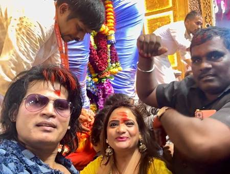 Actor Mukesh J Bharti And Producer Manju Bharti Seek Blessings At The  Lalbaugcha Raja