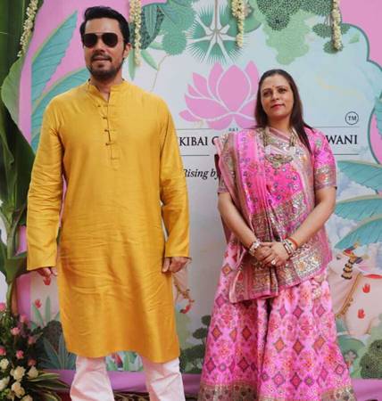 Randeep Hooda And Radhika Madan Celebrate Ganesh Chaturthi Maha Aarti At Nidarshana Ramesh Gowani\’s Residence