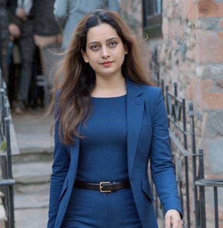 Fashıon Desıgner Sanaa Khan   Promotıng Hand Craft Indıan Hand Embroidery Work On Global Platform