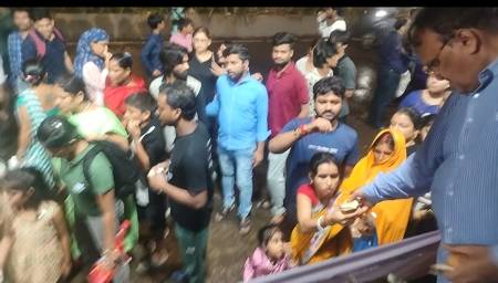 Aslam Lashkaria Foundation Organized A Grand Feast, Serving Lakhs Of Devotees In Versova