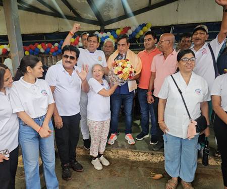 अक्षय कुमार और अमृता फडणवीस के साथ डॉ धर्मेंद्र कुमार भी जुहू बीच की सफाई मे हुए शामिल, मुफ्त मेडिकल कैंप मे दवाएं भी वितरित की